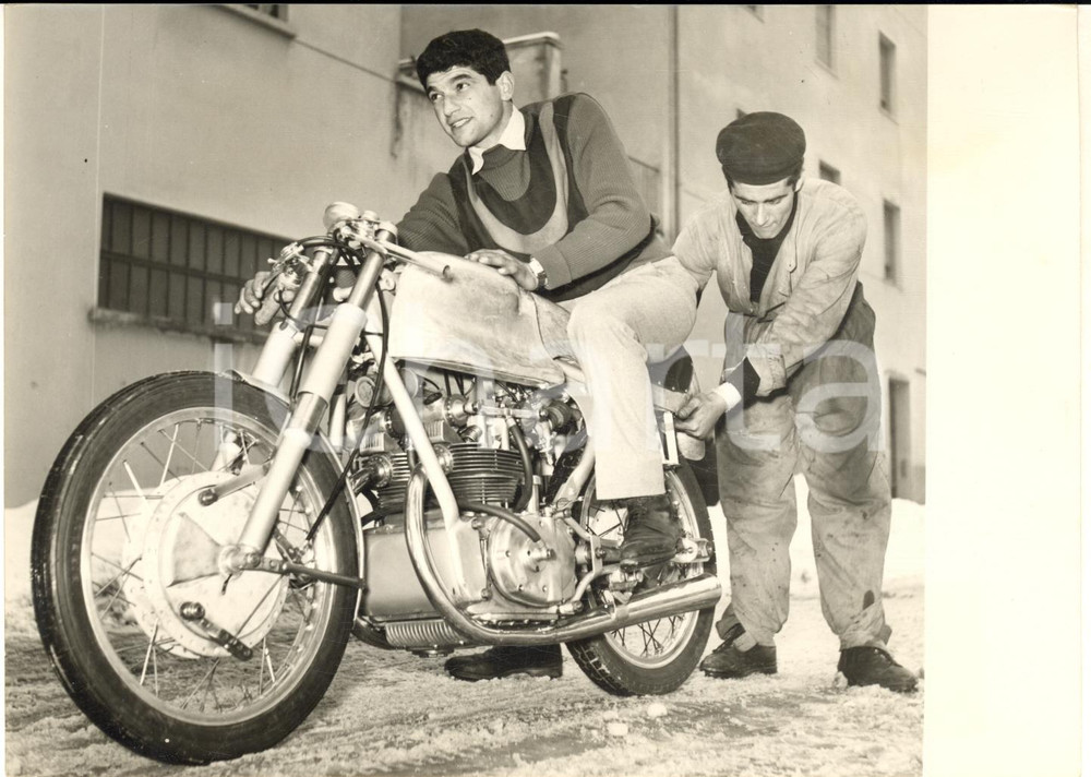 1956 MOTOCICLISMO BOLOGNA Tarquinio PROVINI con la nuova MONDIAL 250 cc *Foto