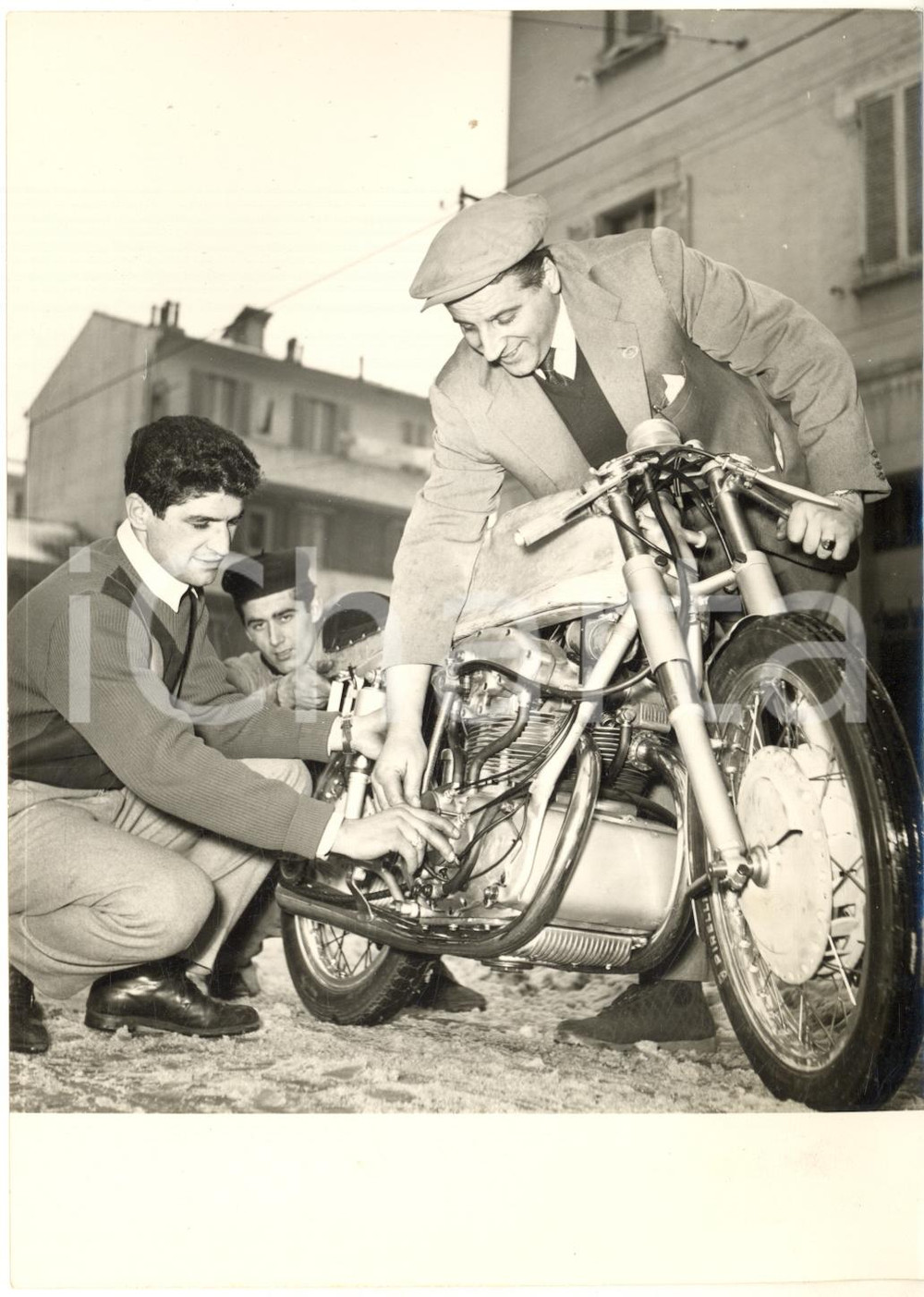 1956 MOTOCICLISMO BOLOGNA Tarquinio PROVINI con la nuova MONDIAL 250 ^Foto