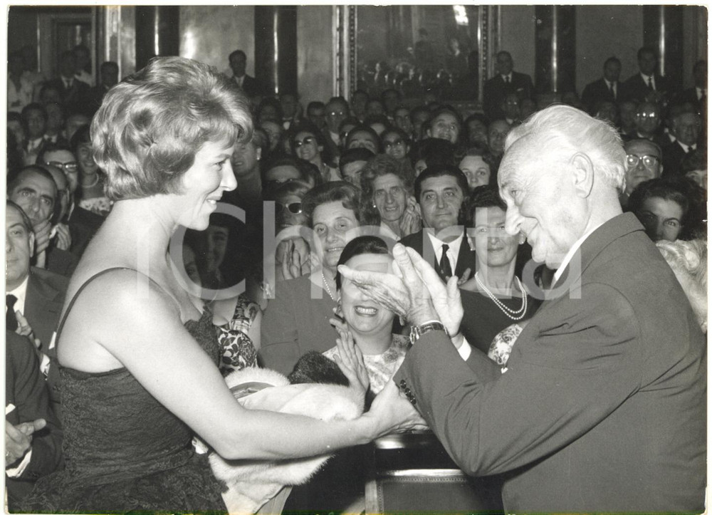 1960 MILANO Ferruccio LANFRANCHI consegna il premio ANTENNE D'ORO a Delia SCALA