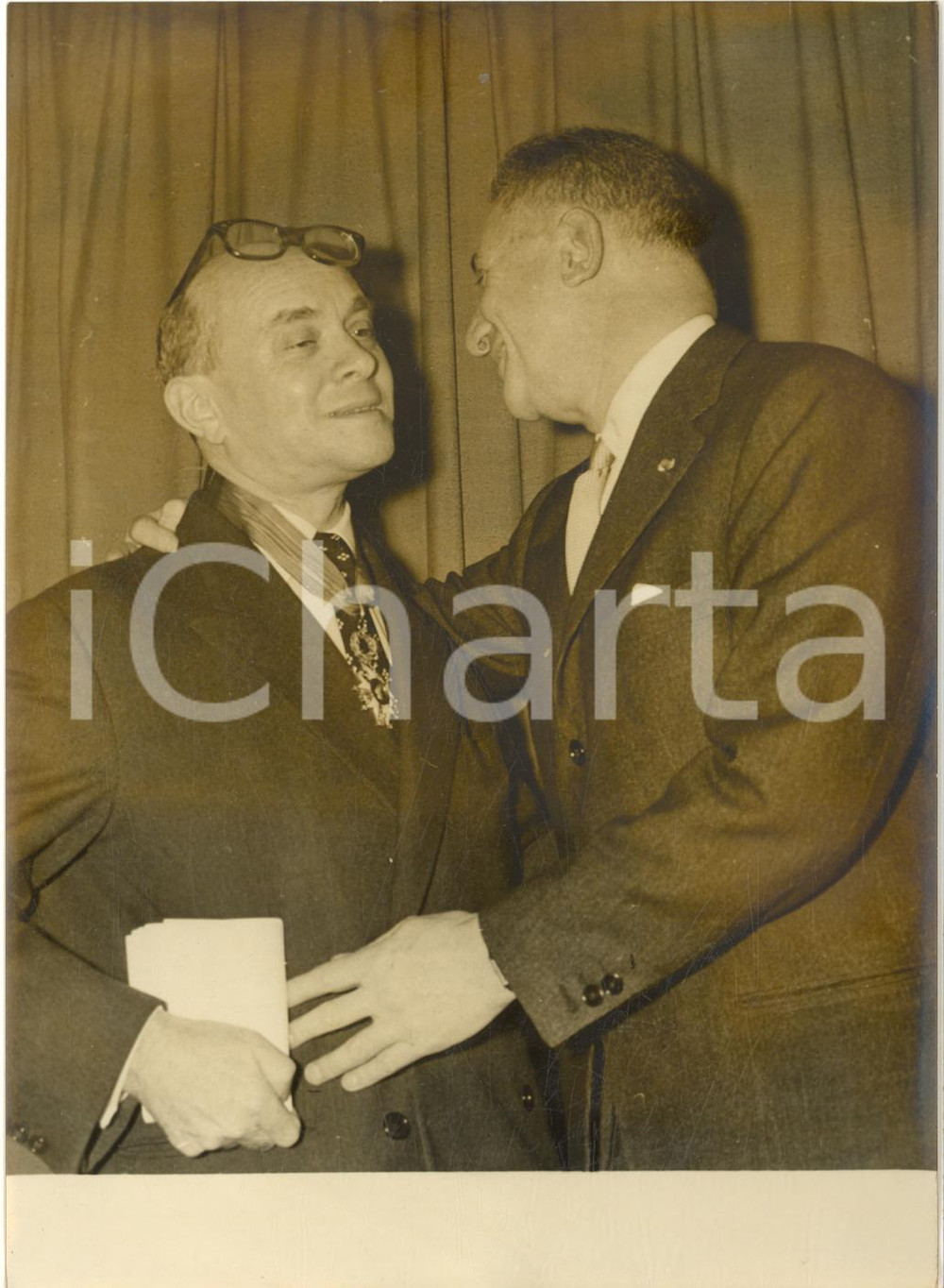 1960 PARIS Pierre LAZAREFF reçoit cravate de la Légion d'Honneur - Photo