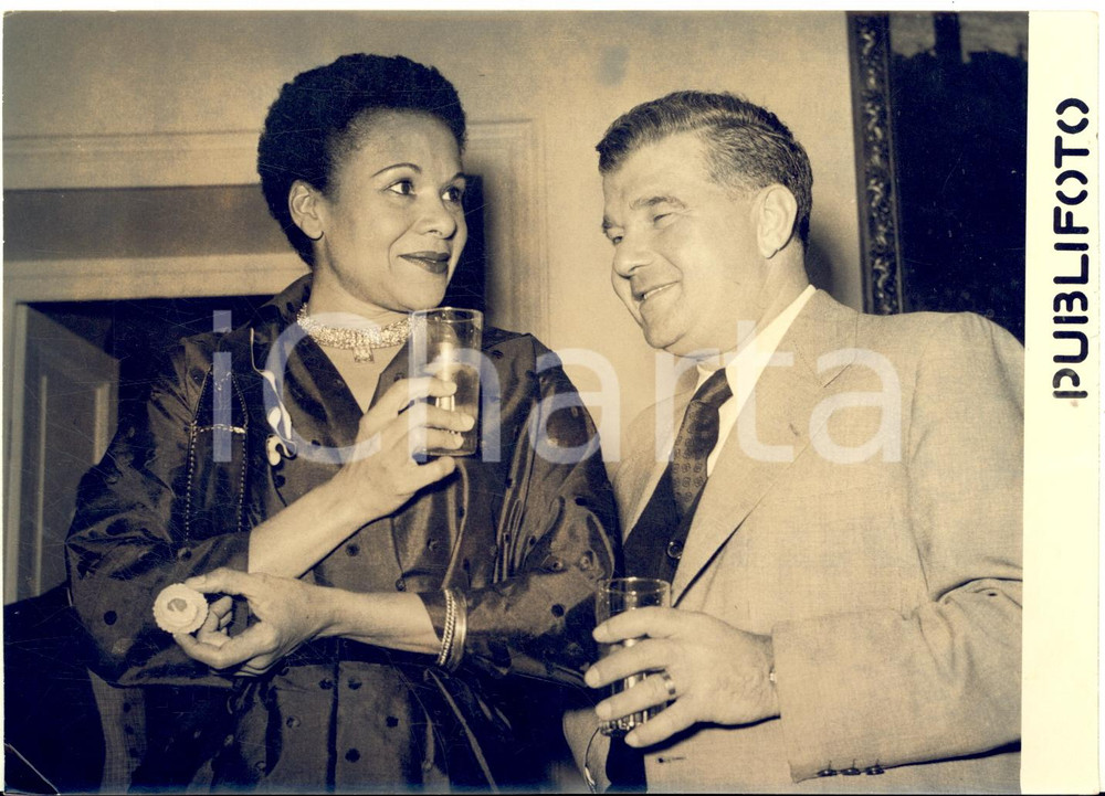 1953 ROMA Robert ROSSEN e Katherine DUNHAM alla conferenza stampa di "Mambo"
