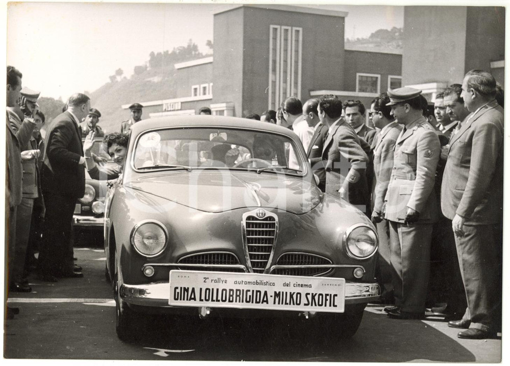 1955 ROMA - RALLY DEL CINEMA Partenza di Gina LOLLOBRIGIDA e Milko SKOFIC ^Foto