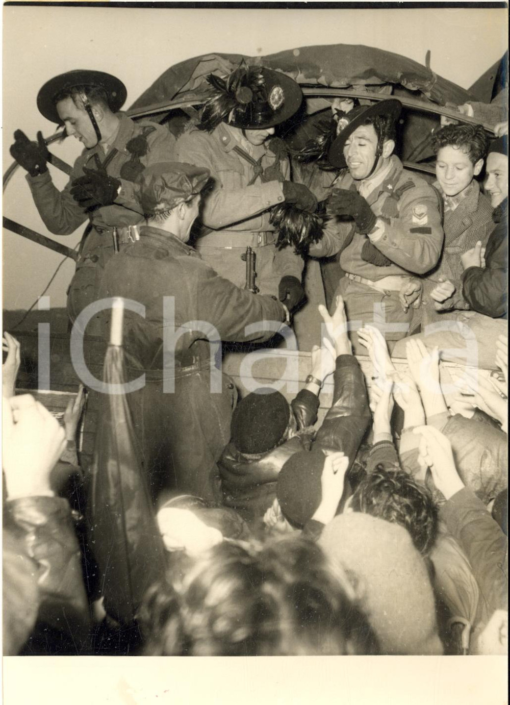 1954 TRIESTE ITALIANA Cittadini in festa accolgono i bersaglieri ^Foto 13x18