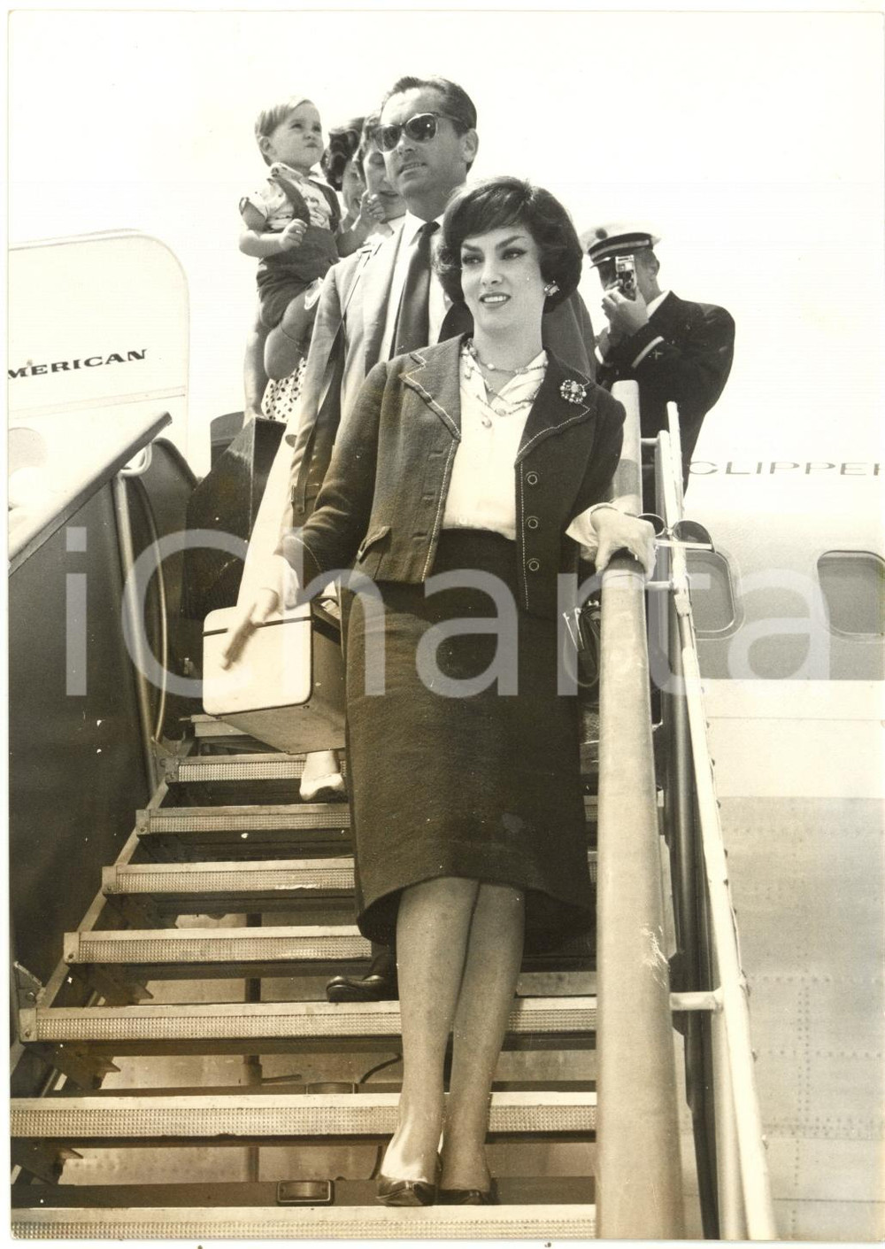 1959 ROMA Aeroporto - Arrivo di Gina LOLLOBRIGIDA con Milko SKOFIC e il figlio