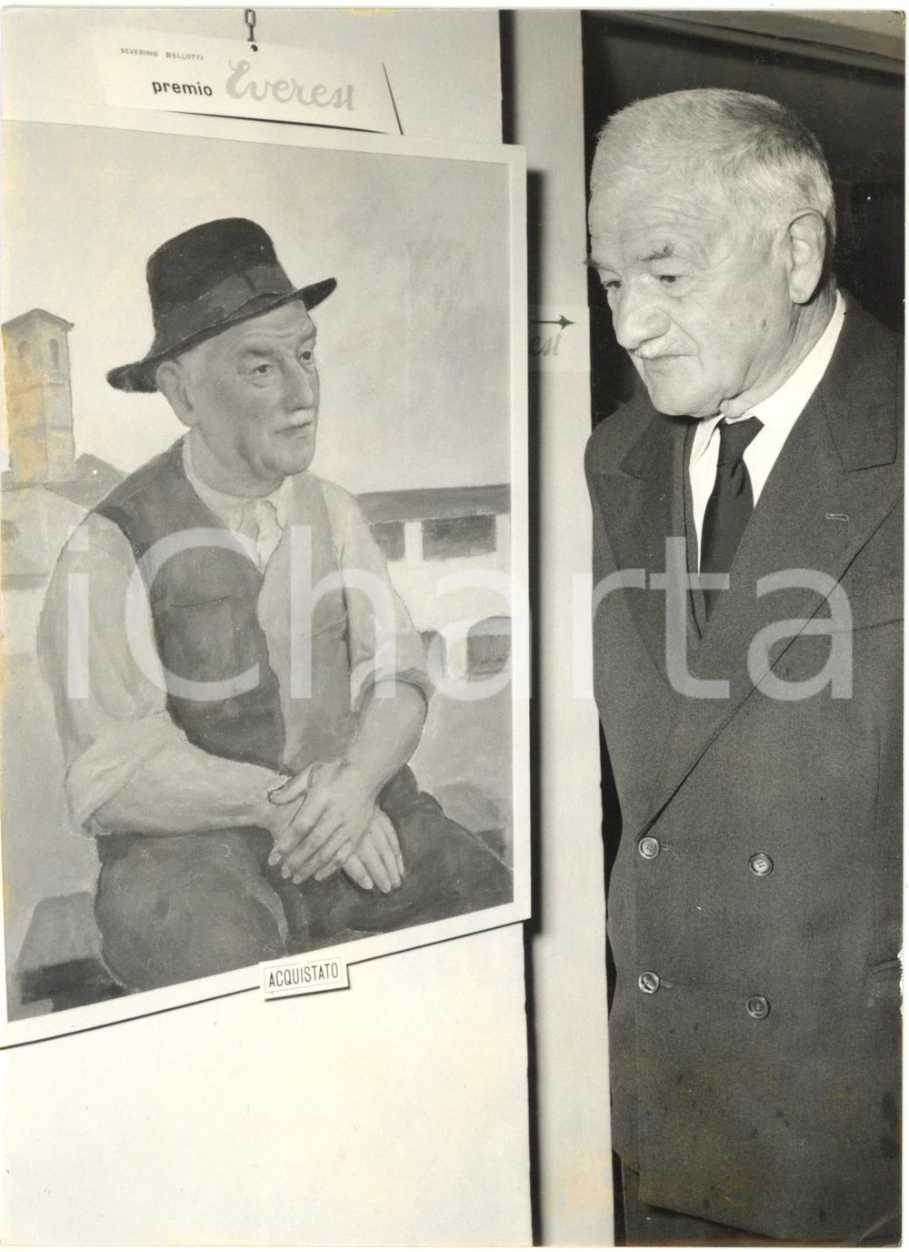 1962 SOTTO IL MONTE Fratello di papa Giovanni XXIII con il proprio ritratto