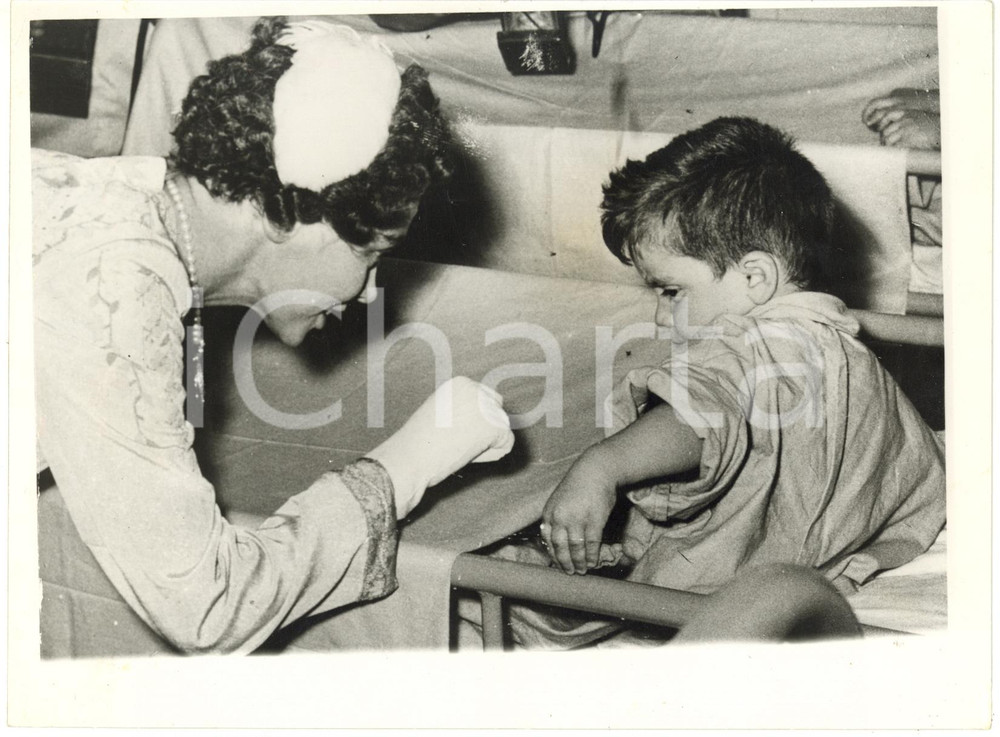 1954 GREECE New hospital for polio - Queen Frederica playing with a little boy