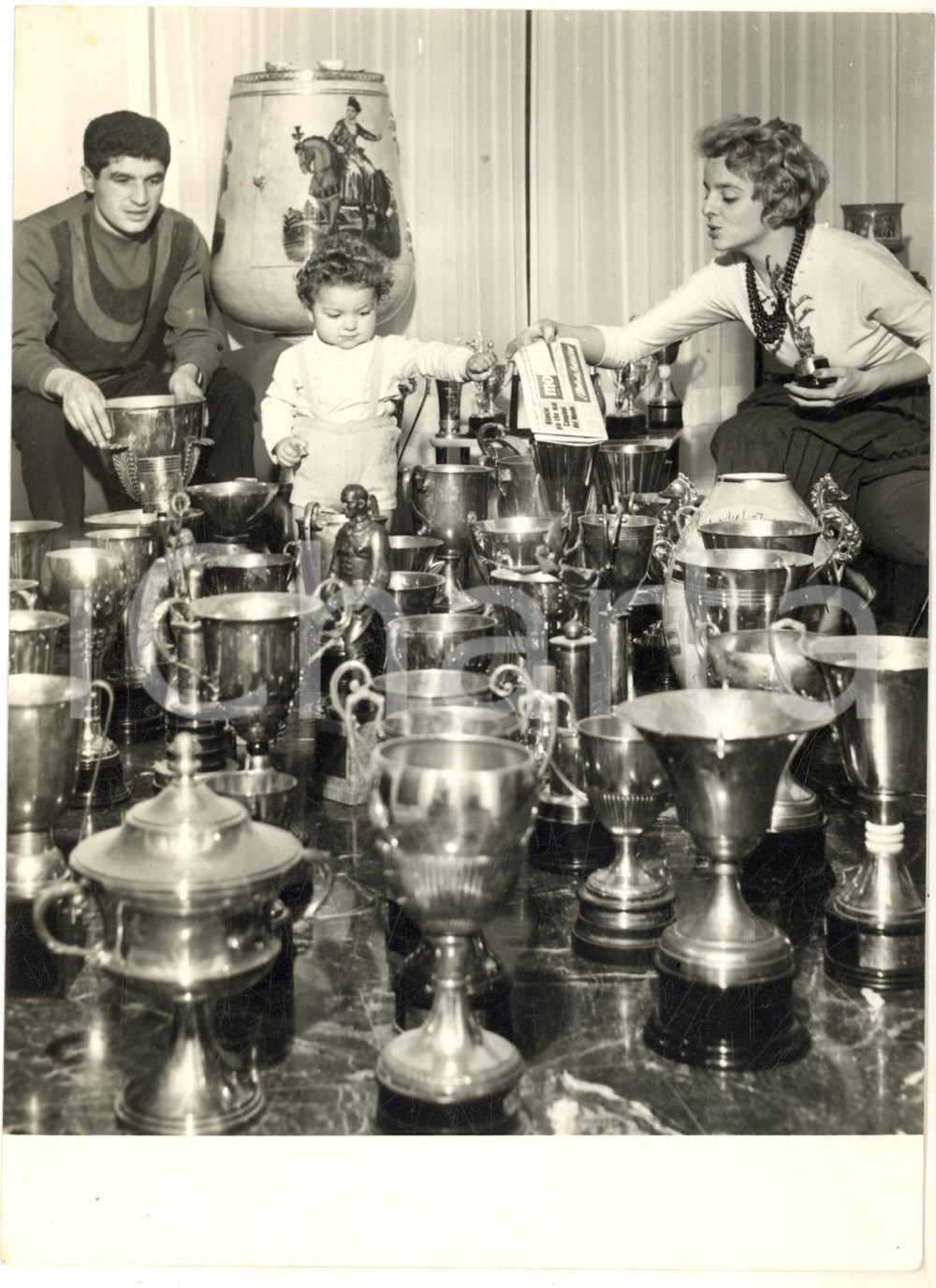 1956 MOTOCICLISMO BOLOGNA Tarquinio PROVINI nella sala trofei con la famiglia