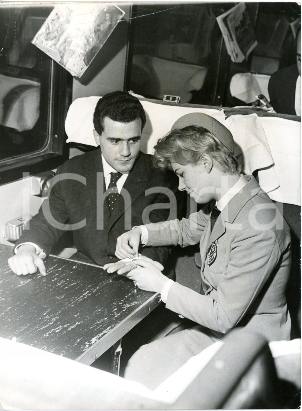 1959 ROMA FERROVIE DELLO STATO Hostess OIO fascia la mano di un passeggero - FS