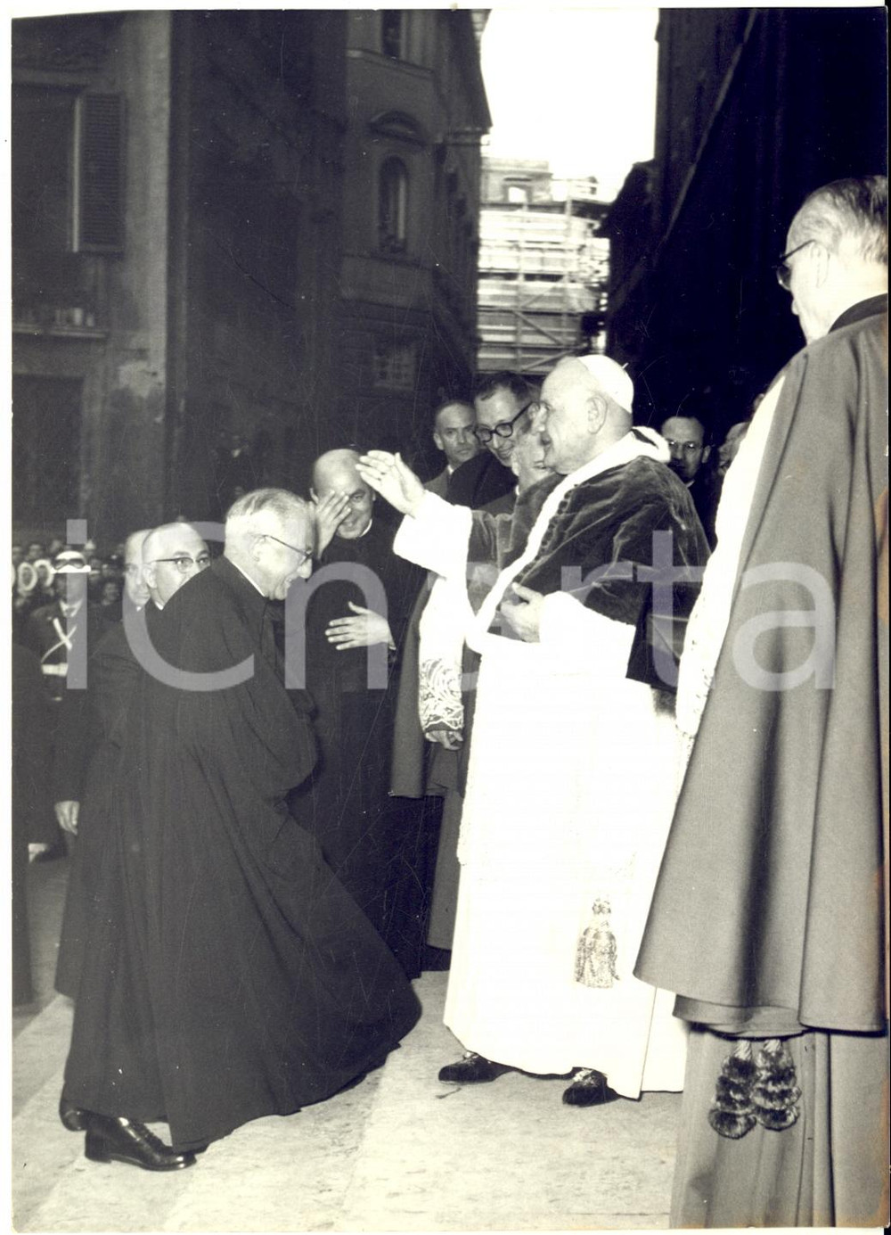 1960 ROMA Papa Giovanni XXIII benedice la folla sul sagrato chiesa Sant'Ignazio