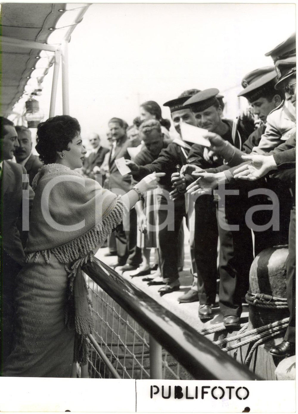 1955 SANREMO - Gina LOLLOBRIGIDA firma autografi dallo yacht di Angelo RIZZOLI