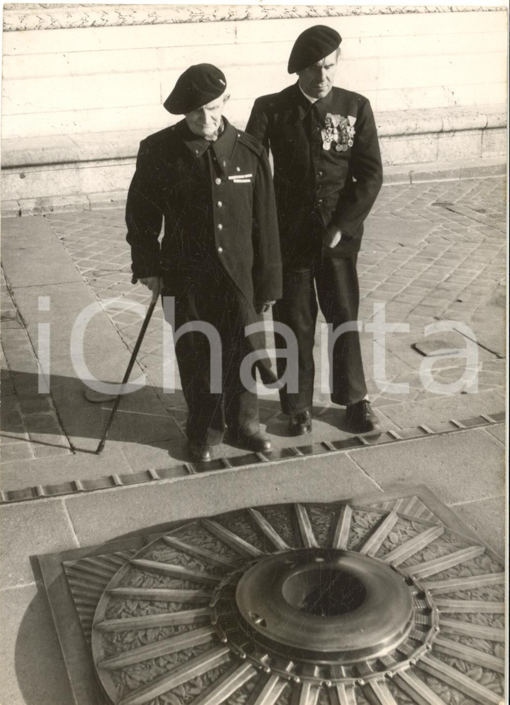 1954 PARIS Tombe du Soldat Inconnu - Anciens officiers célèbrent II Novembre