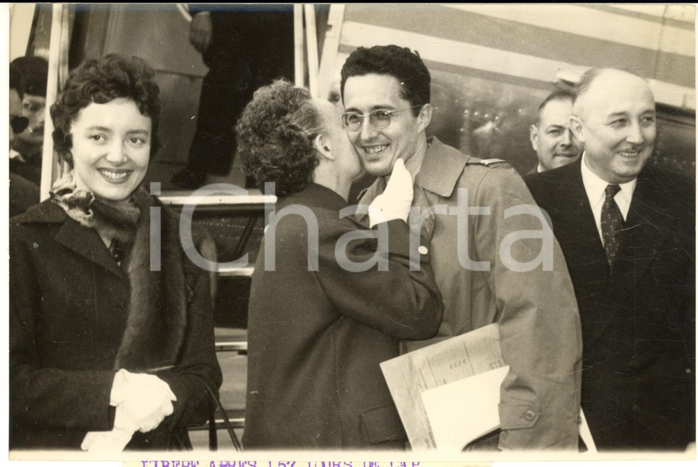 1957 PARIS Arrivée du lieutenant Henri PERRIN prisonnier au Maroc *Photo 18x13