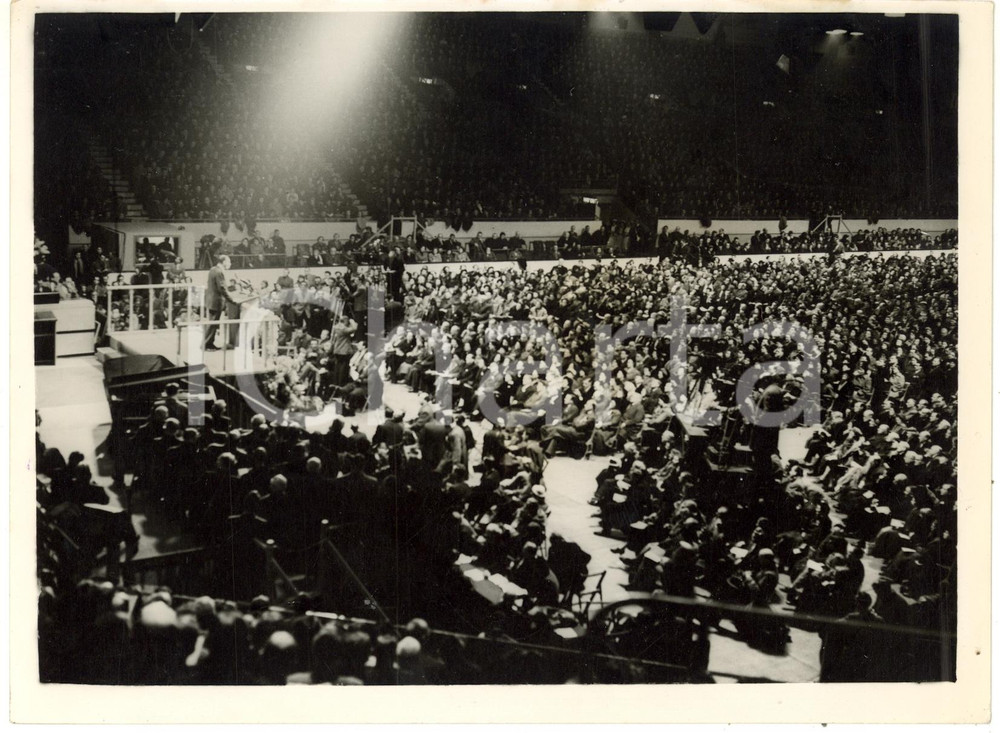 1954 LONDON Harringay Arena - Evangelist Billy GRAHAM holding his mass meeting