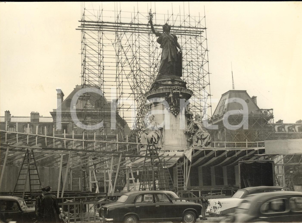 1958 PARIS Place de la République - Préparatifs pour discours Général DE GAULLE