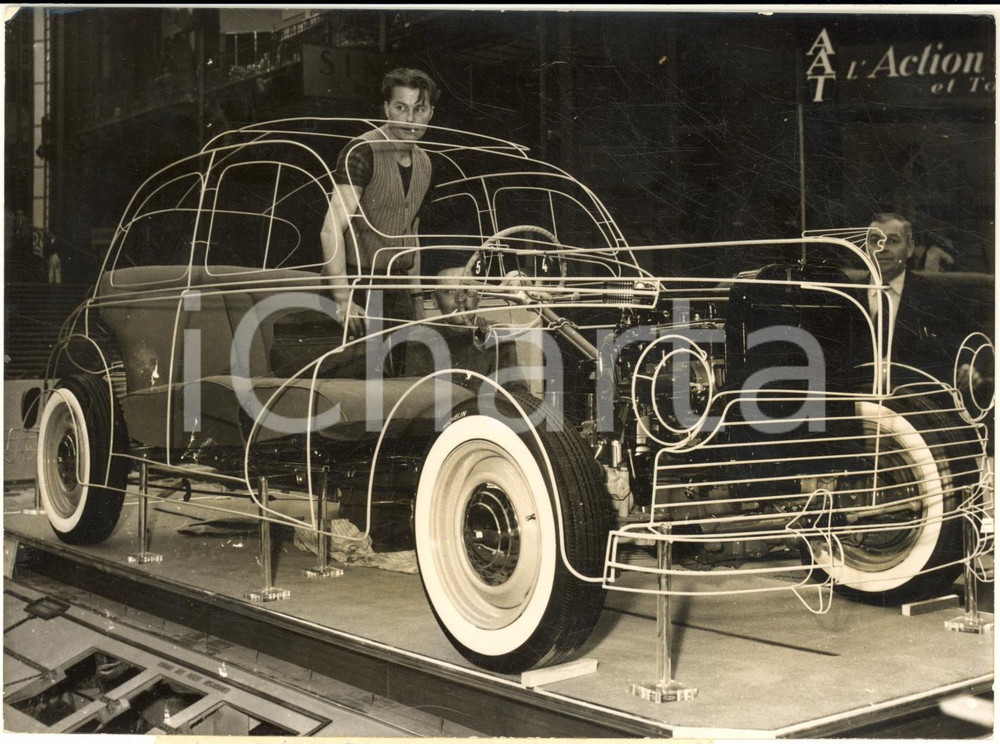1954 PARIS Salon Automobile - PEUGEOT 203 avec carrosserie en plexiglass *Photo