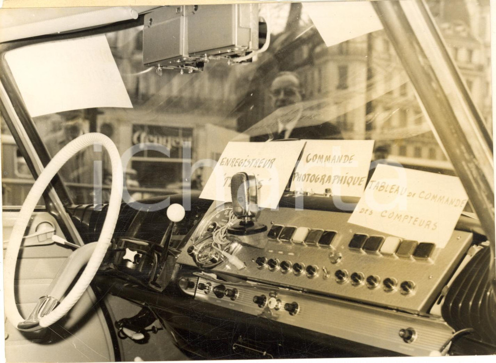 1963 PARIS Prevention routière - "Voiture-ceveau" offerte à Marc JACQUET *Photo