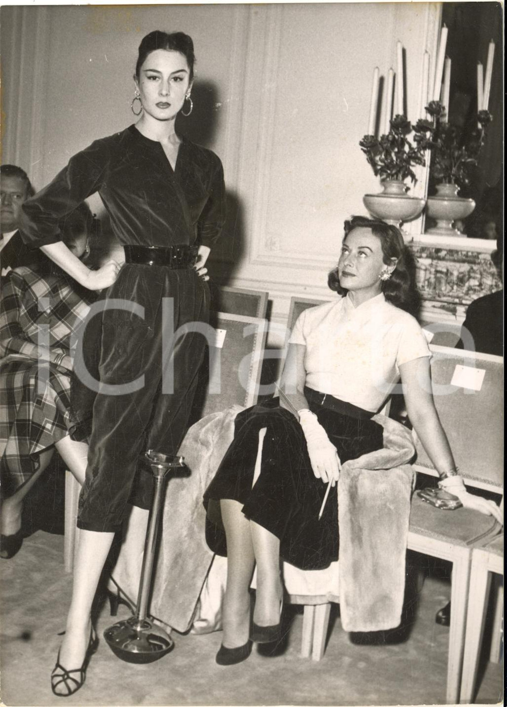 1953 PARIS Paulette GODDARD cherche robe de Noël chez Jacques FATH *Photo