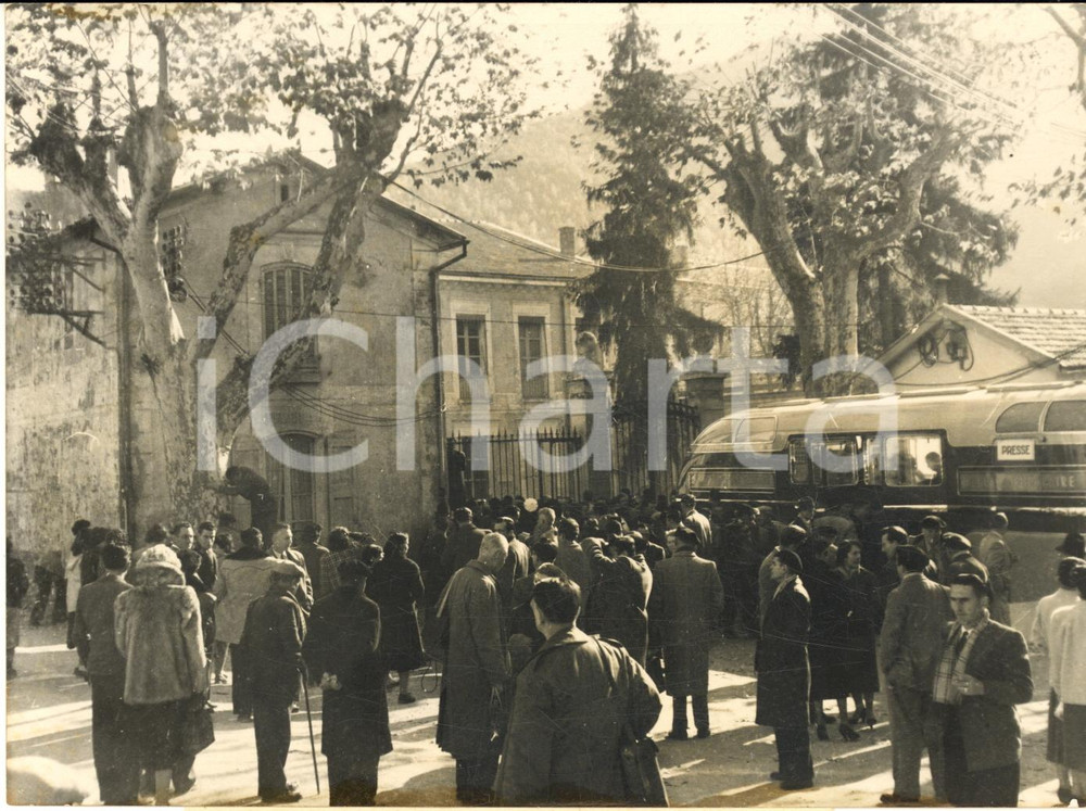 1954 DIGNE-LES-BAINS Affaire DOMINICI - Foule attend des nouvelles du procès