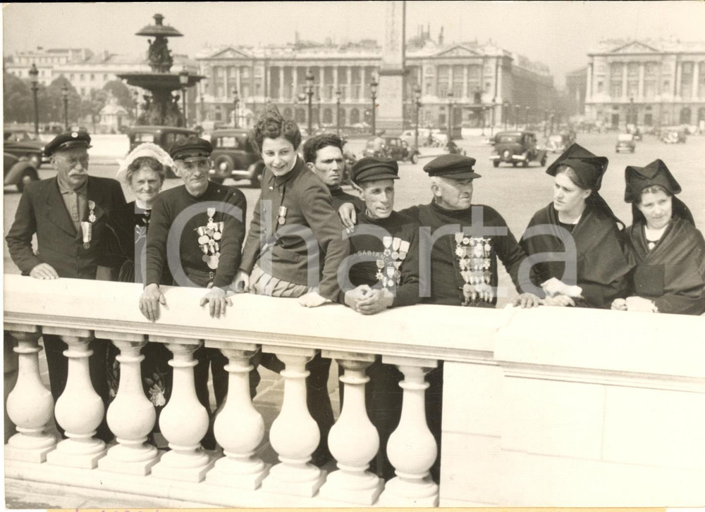 1957 PARIS Place de la Concorde - Sauveteurs de la mer à l'honneur - Photo