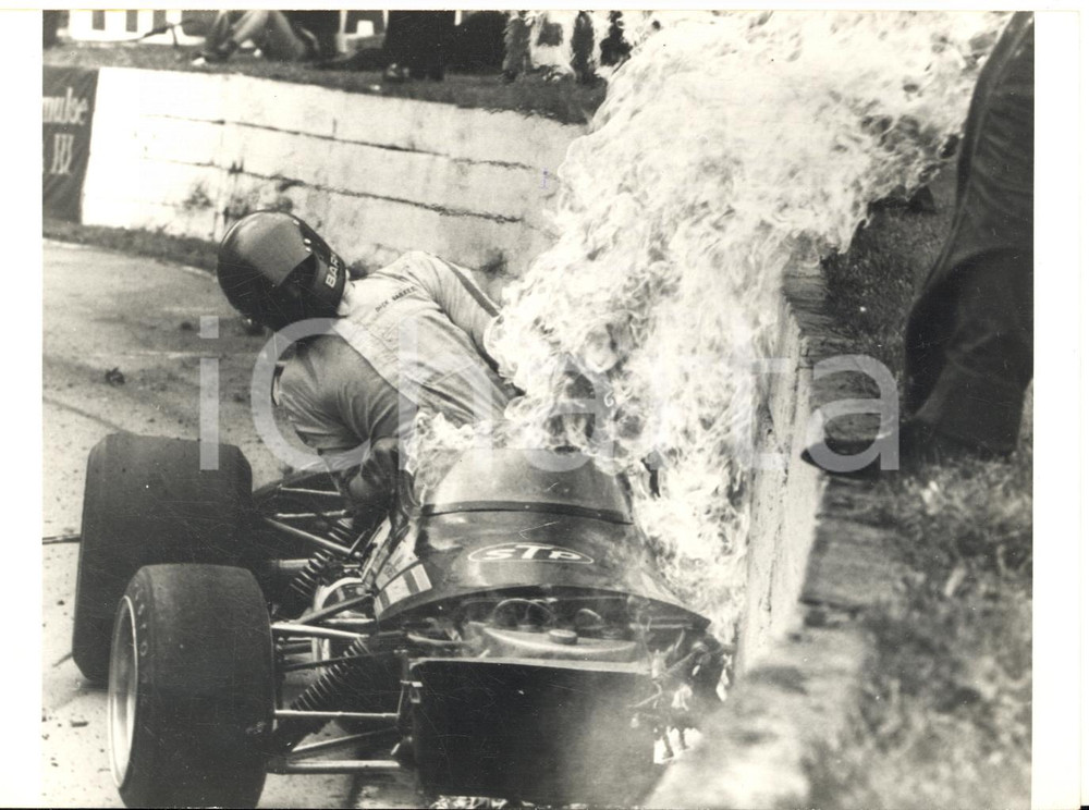 1972 LONDON Crystal Palace F2 - Dick BARKER in his car after crashing in flames