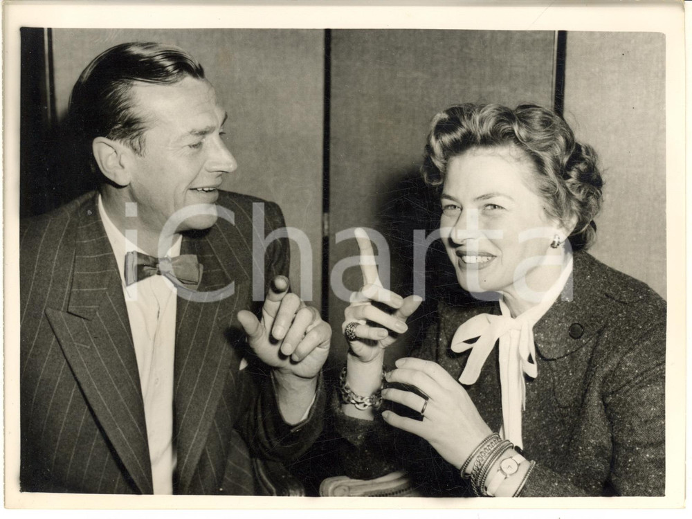 1954 LONDON Savoy Hotel - Valentine DYALL and Ingrid BERGMAN during a reception