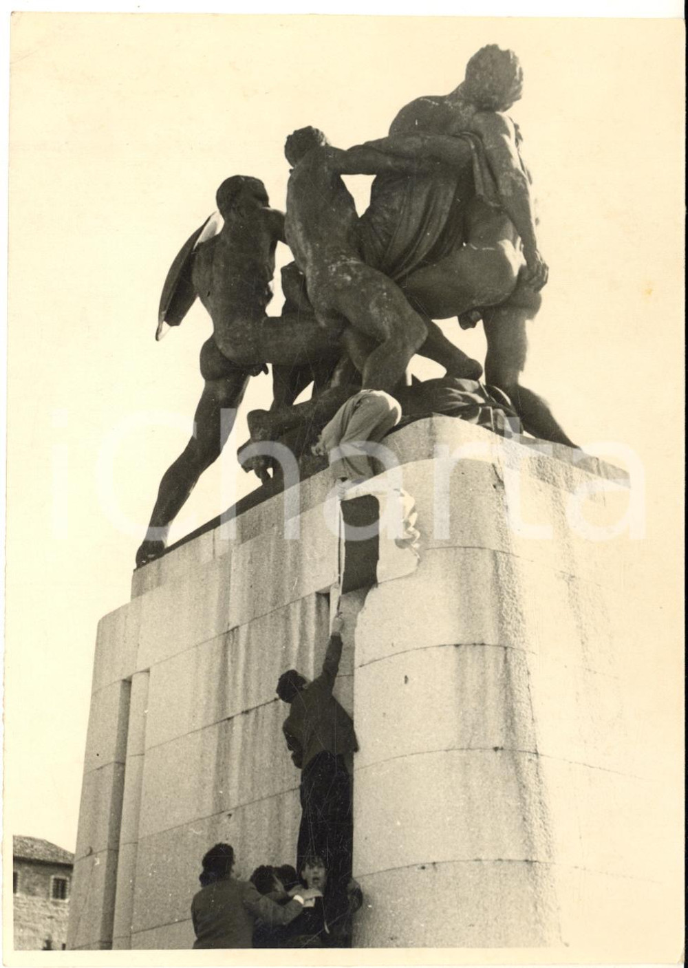 1954 TRIESTE ITALIANA Giovani issano il tricolore sul monumento ai Caduti *Foto