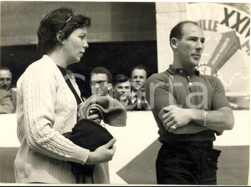1957 BRESCIA MILLE MIGLIA Stirling MOSS alla punzonatura con la fidanzata - Foto