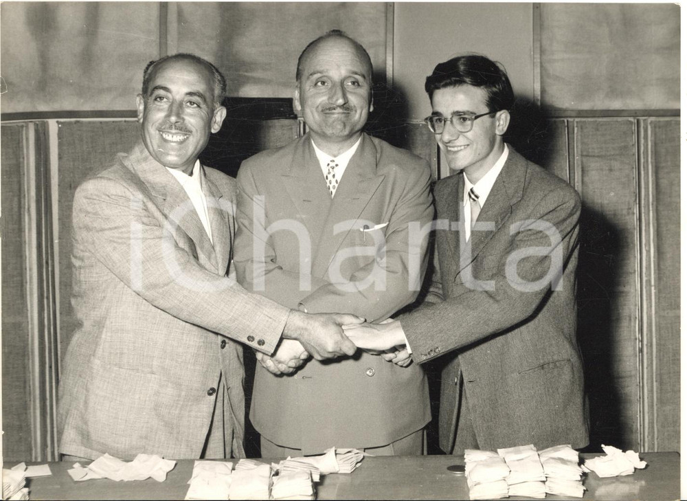 1957 MILANO LASCIA O RADDOPPIA I vincitori ritirano i gettoni d'oro *Foto