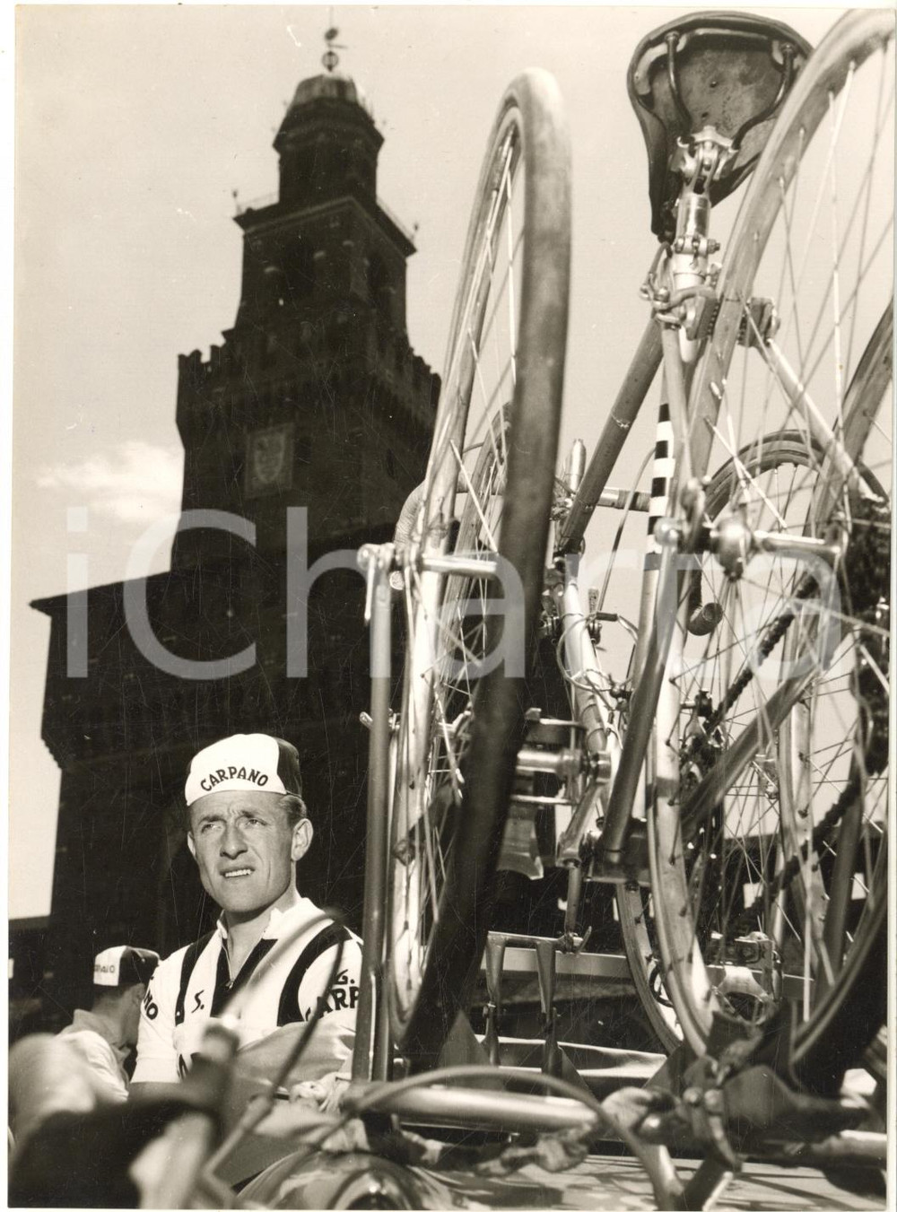 1958 MILANO CICLISMO Giro d'Italia - Fred DE BRUYNE al Castello Sforzesco *Foto