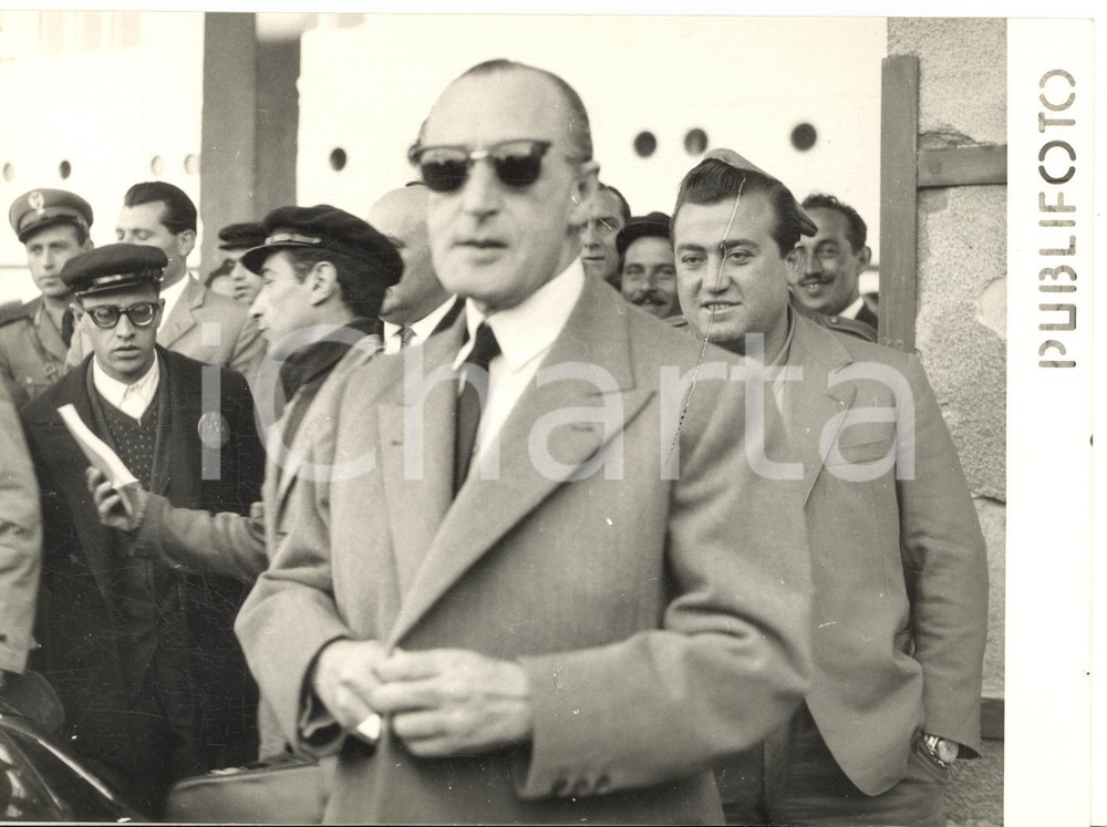1957 NAPOLI Arrivo di TOTO' colpito da un principio di cecità *Foto 18x13 cm