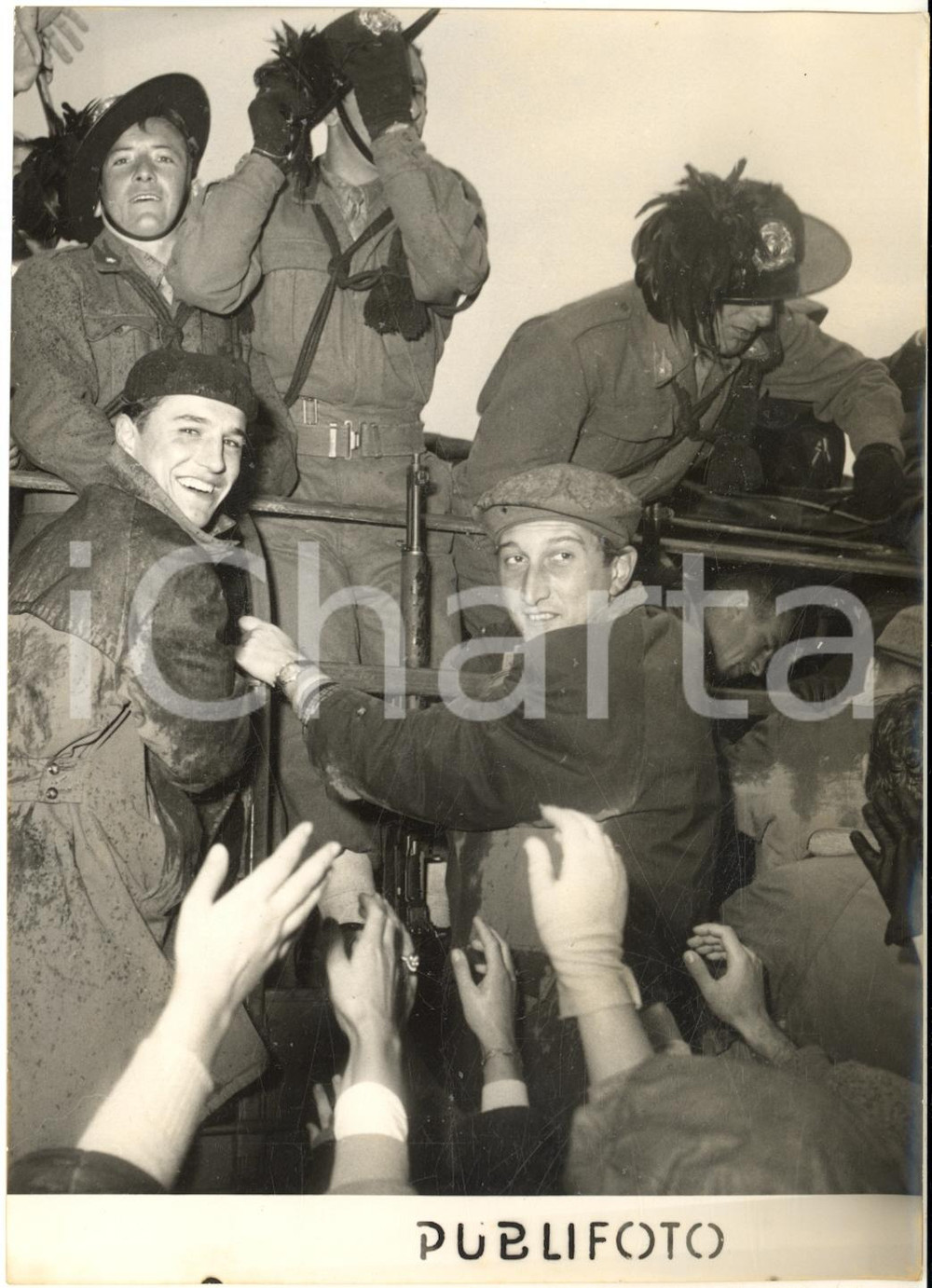 1954 TRIESTE ITALIANA I bersaglieri tra i cittadini in festa *Foto 13x18 cm
