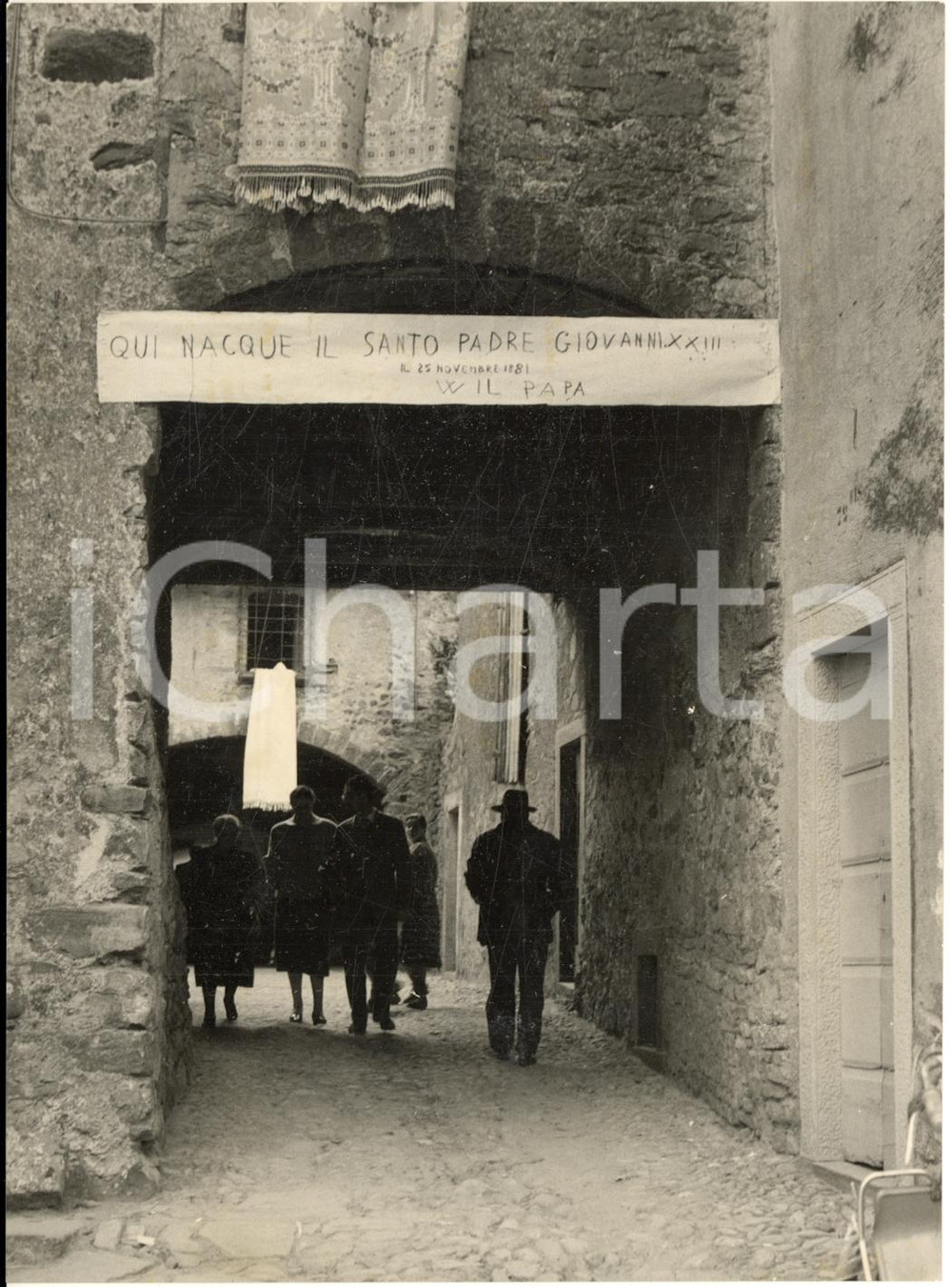 1958 SOTTO IL MONTE Elezione papa Giovanni XXIII - Striscioni nel paese natale
