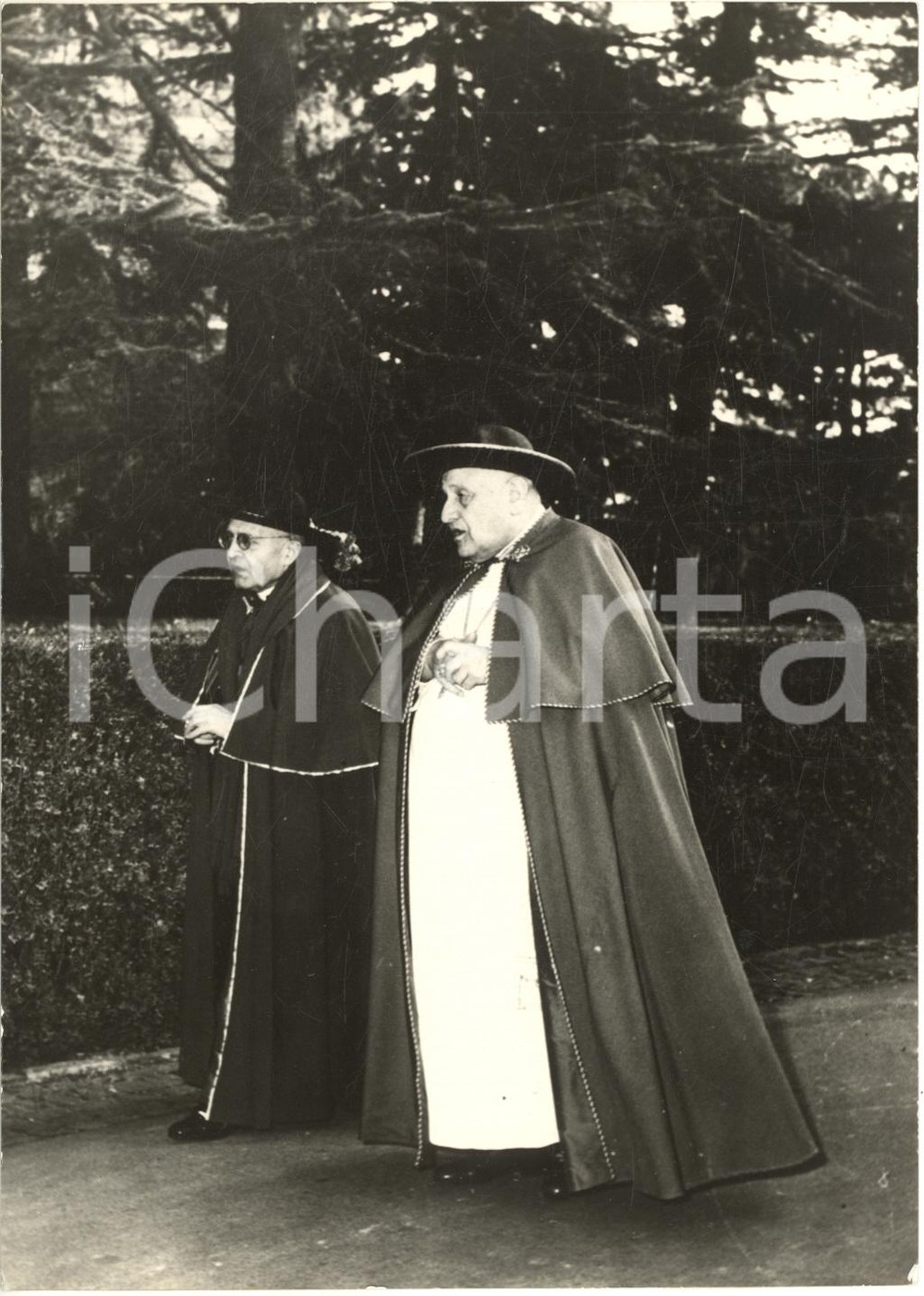 1959 ROMA Papa Giovanni XXIII e il card. Domenico TARDINI nei giardini vaticani
