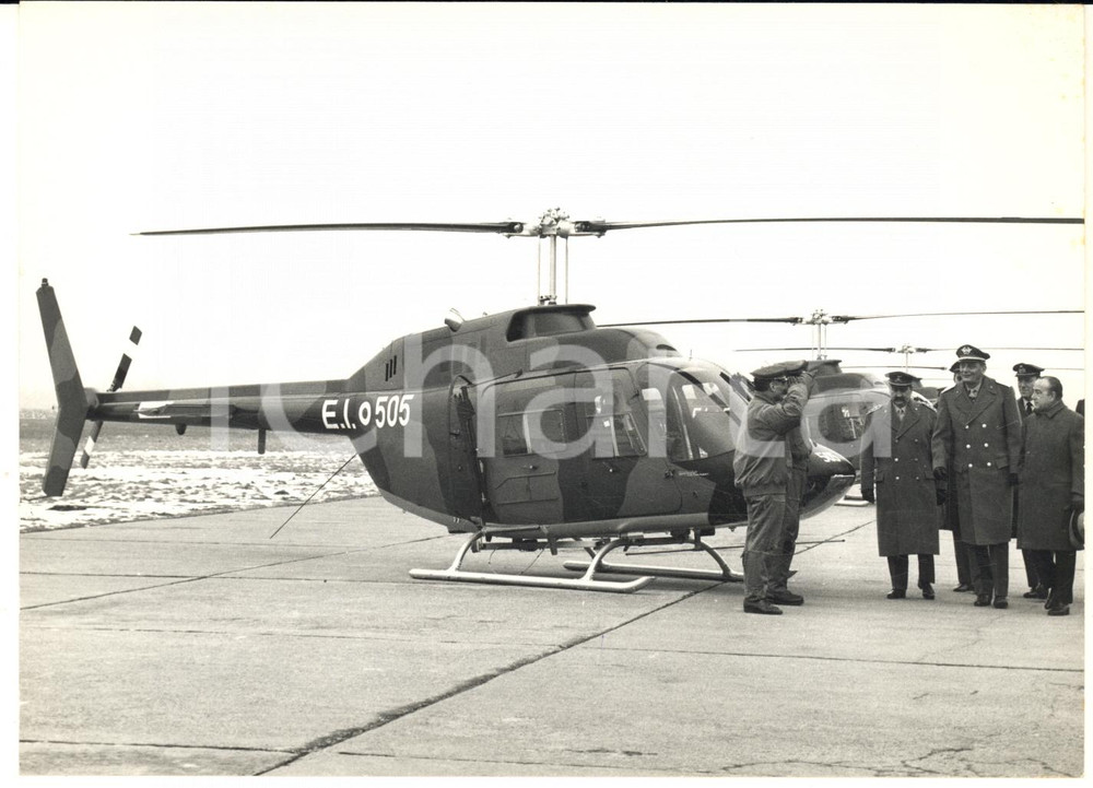 1970 MILANO Gen. Fabio MOIZO riceve elicotteri AGUSTA BELL 206 per l'esercito