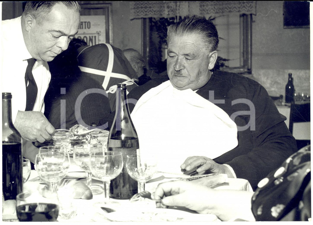 1960 CAVOUR Pranzo dei Grassoni - Il vincitore Felice ALBERONI a tavola *Foto