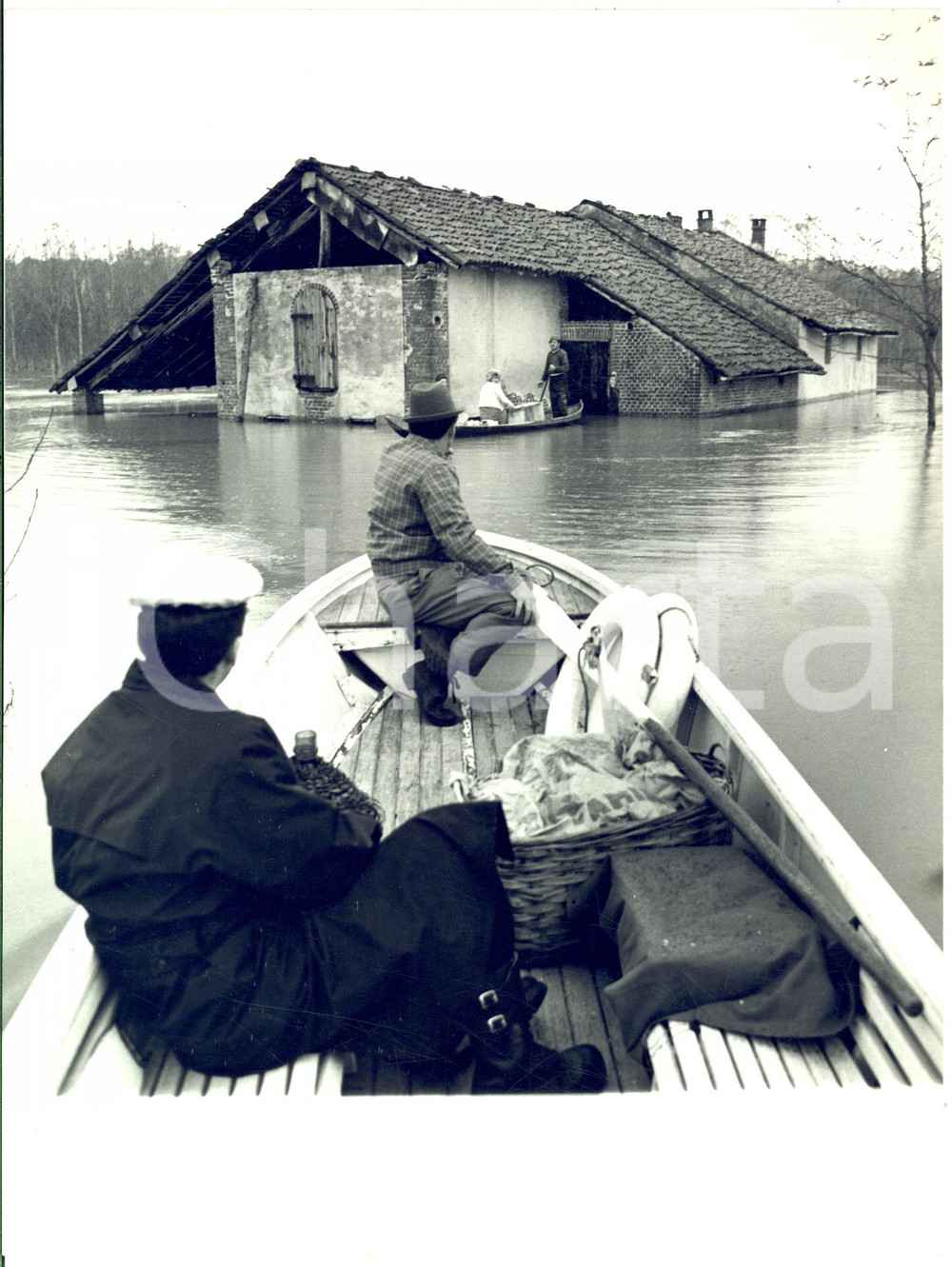 1968 ALLUVIONE Area PAVIA - Salvataggio in una cascina allagata dal Ticino *Foto