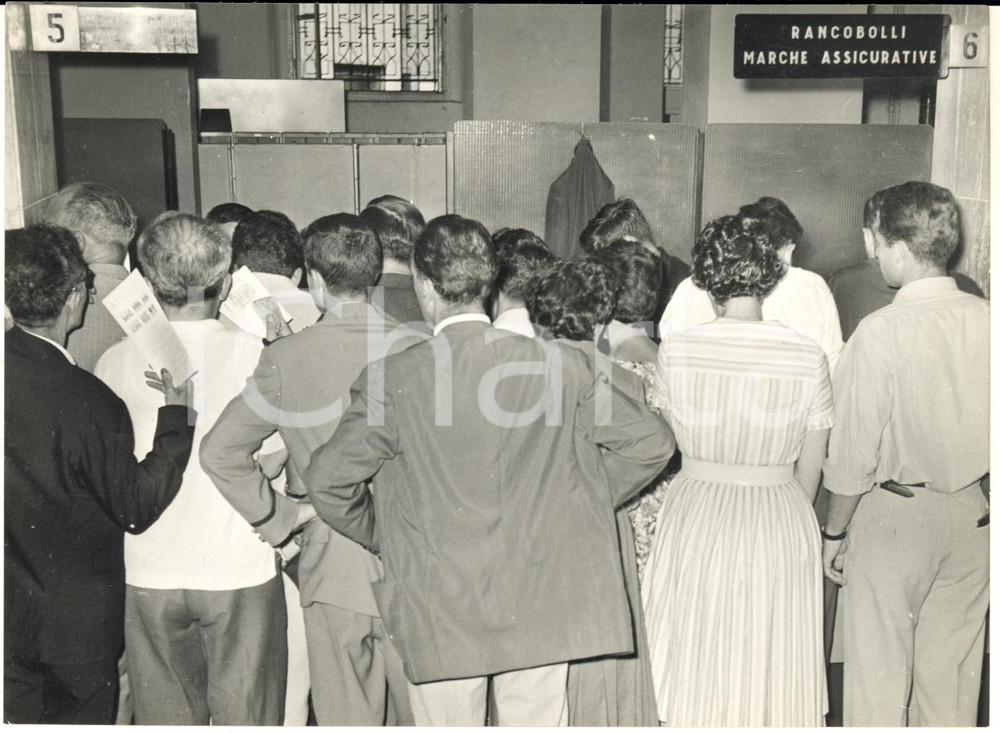1955 ca GENOVA Poste Italiane - Filatelici in coda per i nuovi francobolli *Foto