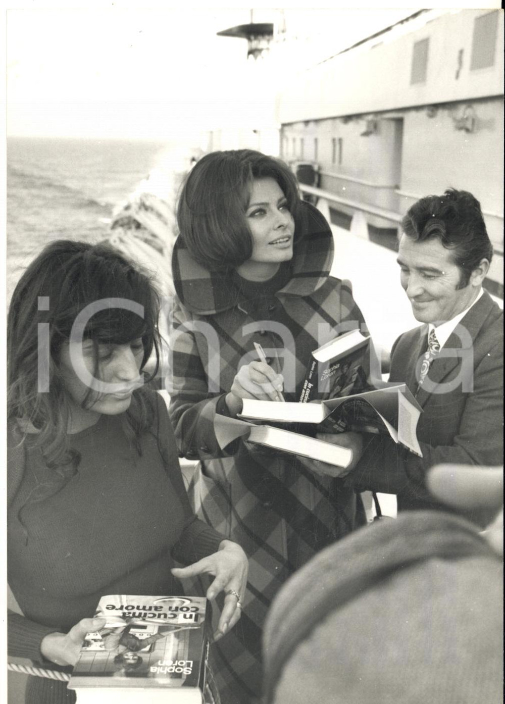 1971 T/N "Raffaello" - Sophia LOREN presenta il suo libro in crociera *Foto