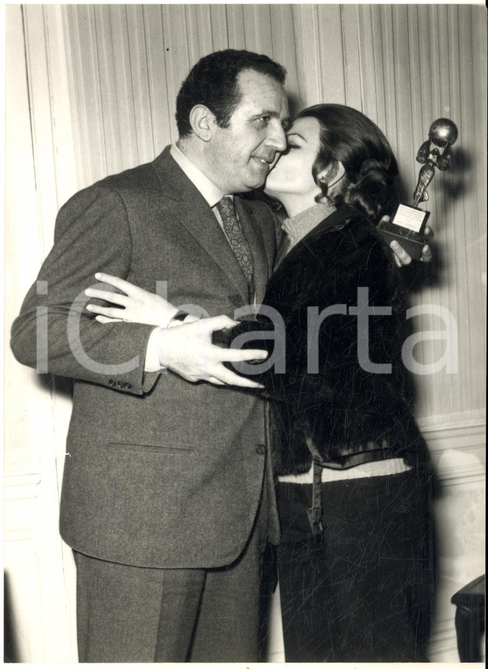 1960 ca FESTIVAL DI SANREMO Patron Ezio RADAELLI premiato da Lady Germania *Foto