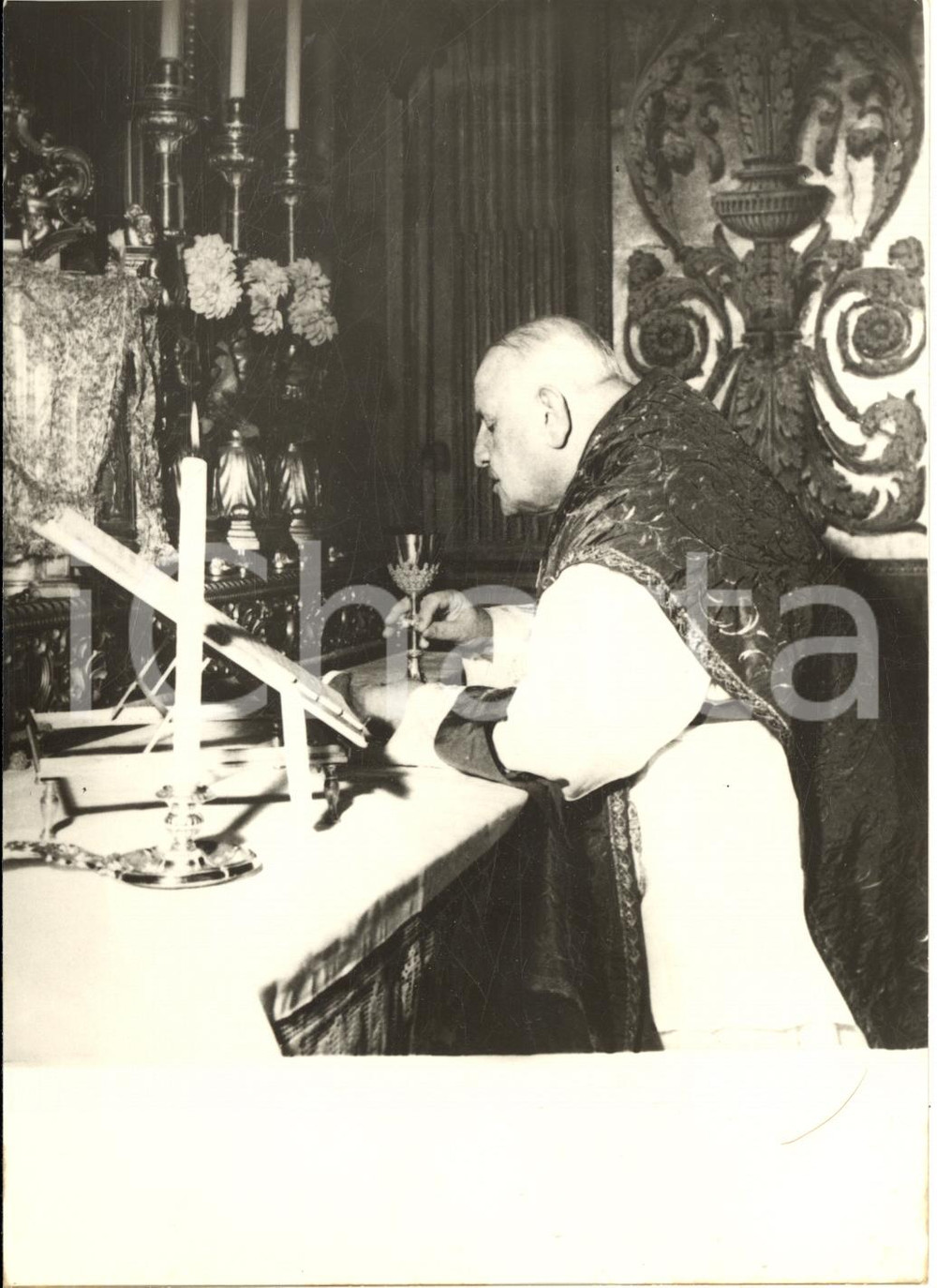 1958 VATICANO Papa Giovanni XXIII celebra Messa nel giorno del suo compleanno