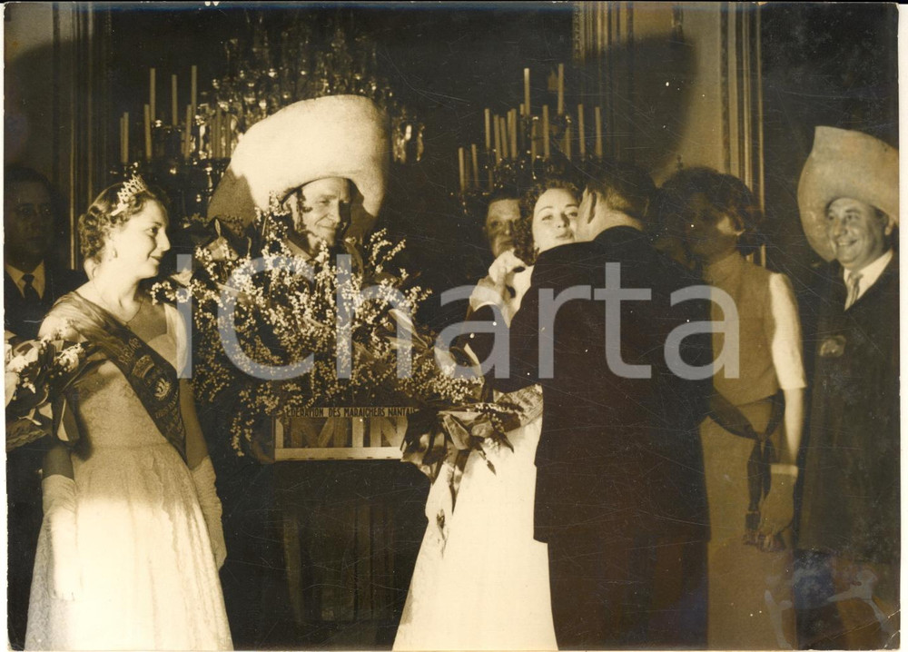 1956 PARIS 1er Mai - La Reine des Halles offre muguet au président René COTY