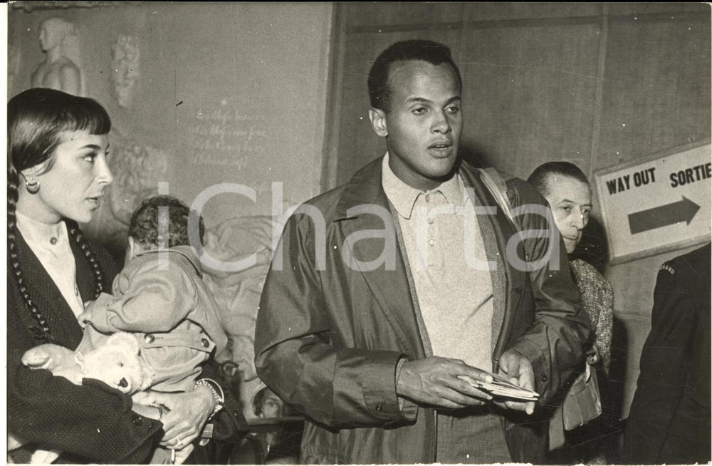 1958 PARIS Arrivo di Harry BELAFONTE con la moglie Julie ROBINSON *Foto 18x12 cm