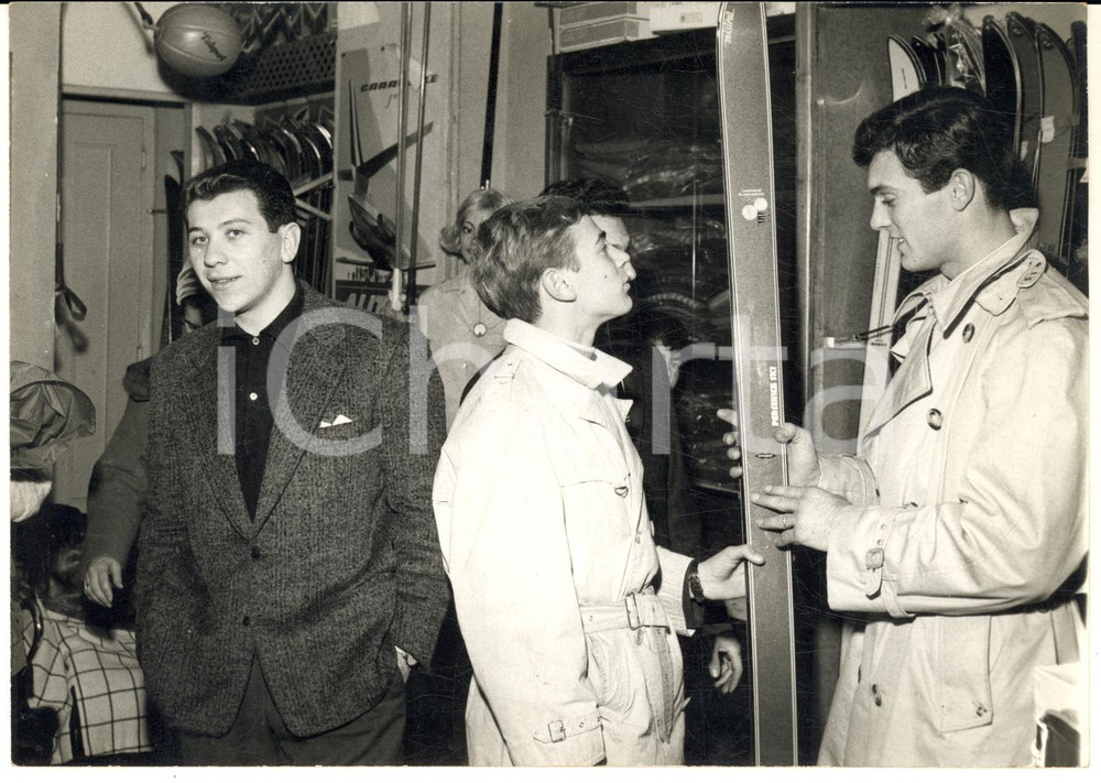 1960 ca TORINO Giancarlo DANOVA e Lido VIERI in un negozio di articoli sportivi