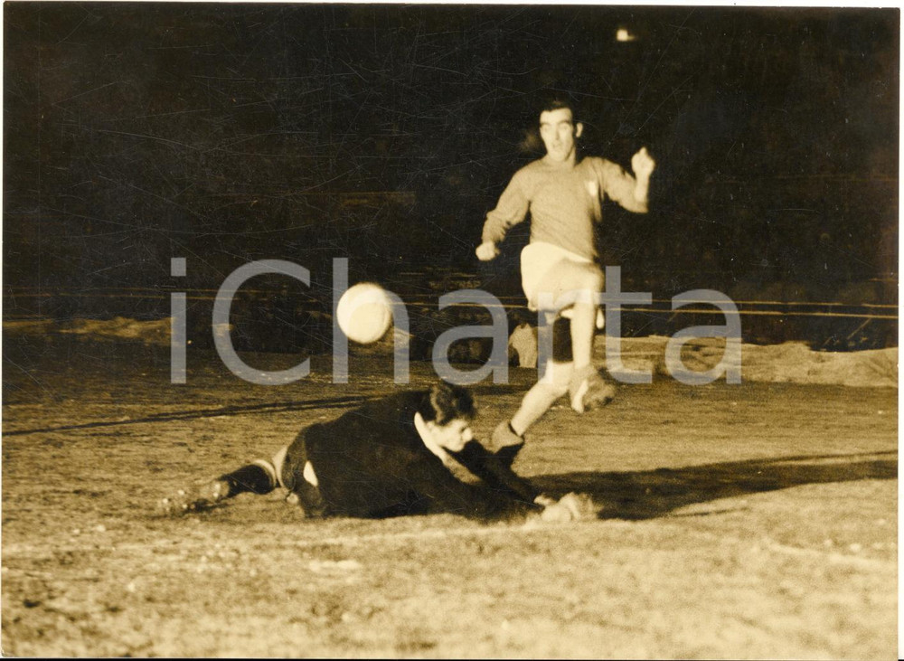 1963 TORINO NAZIONALE CALCIO ITALIA-AUSTRIA Tiro di Mario CORSO *Foto