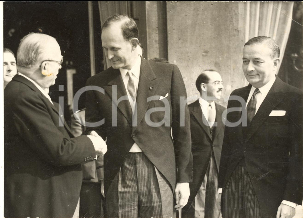 1953 PARIS Clarence DOUGLAS DILLON presenta le credenziali a Vincent AURIOL