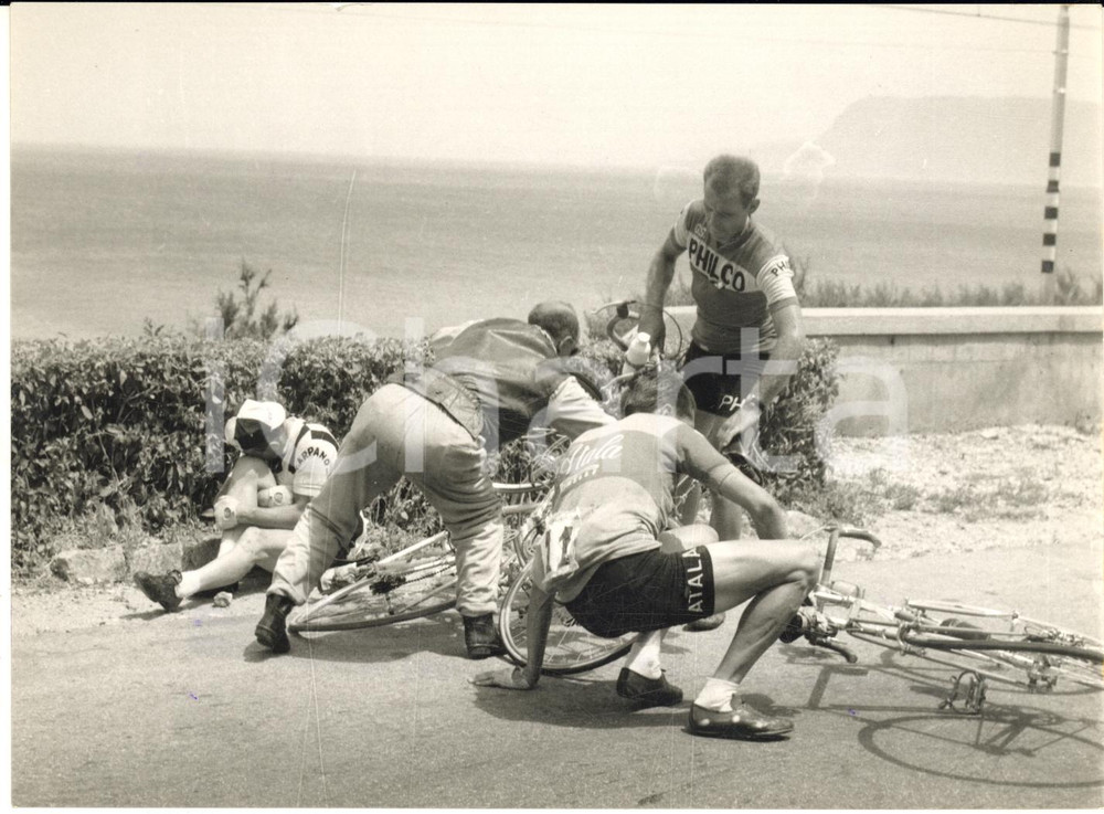 1961 GIRO D'ITALIA CALABRIA Caduta Vito FAVERO Pietro MUSONE Germano BARALE Foto