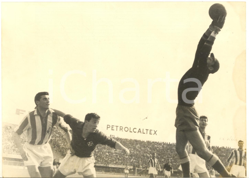 1960 CALCIO FIORENTINA-VICENZA 0-0 Parata alta su tiro di Paolo MOROSI Foto
