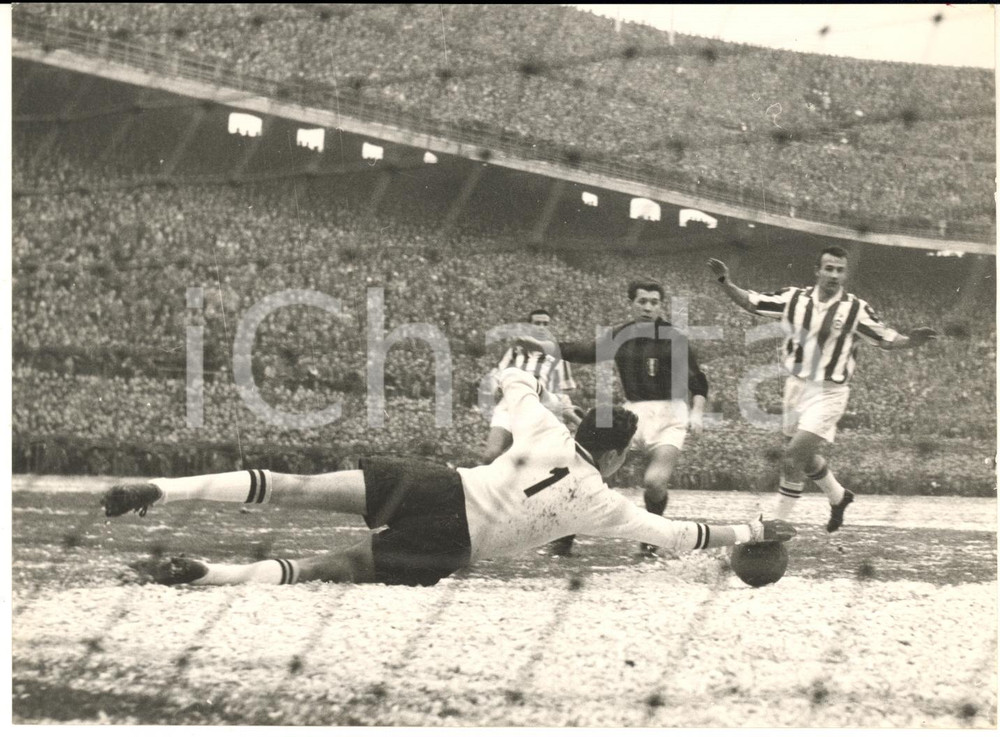 1960 CALCIO Serie A MILAN-JUVENTUS 0-2 Parata di Carlo MATTREL Foto 18x13