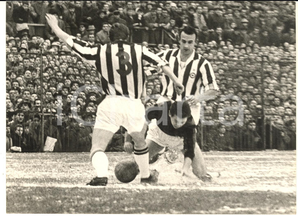 1960 CALCIO MILAN-JUVENTUS 0-2 Giancarlo DANOVA Sergio CERVATO su Giuliano SARTI