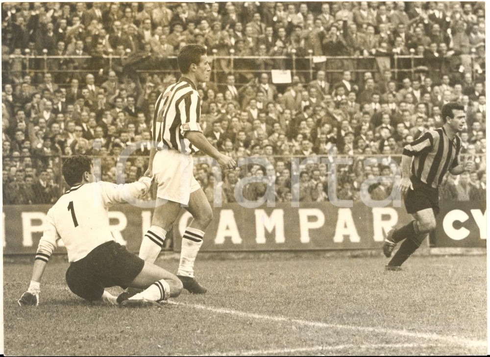 1960 ca CALCIO SERIE A ATALANTA-JUVENTUS Giocatori in area dopo il pareggio
